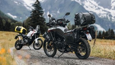 Moto con bolsas en la montana