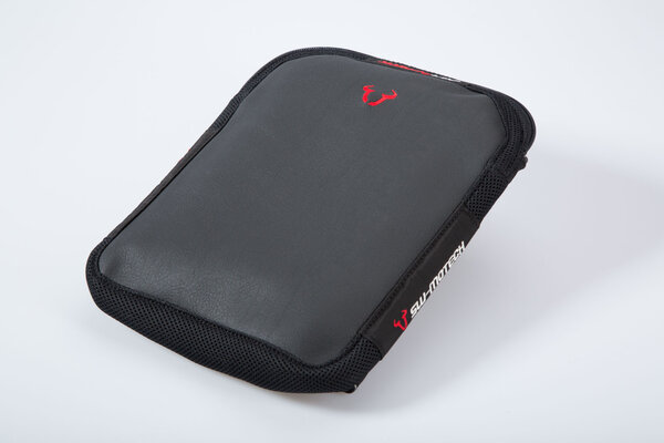 TRAVELLER PILLION cushion Black. Polyurethane. 22x29x5cm.