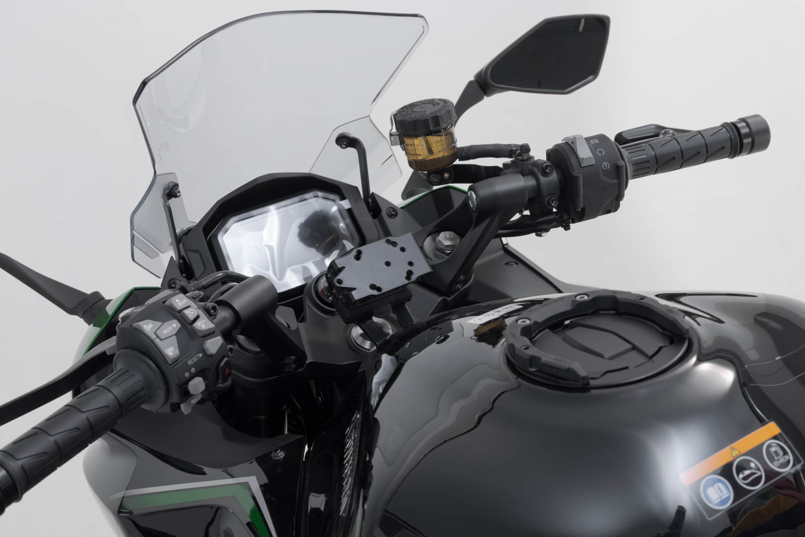 Soporte GPS para manillar Negro. Kawasaki Z1000SX, Ninja 1000SX.