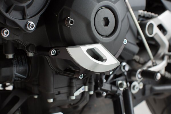 Protezione del coperchio del vano motore Nero/Argento. MT09/Tracer, Tracer900/GT, XSR900.