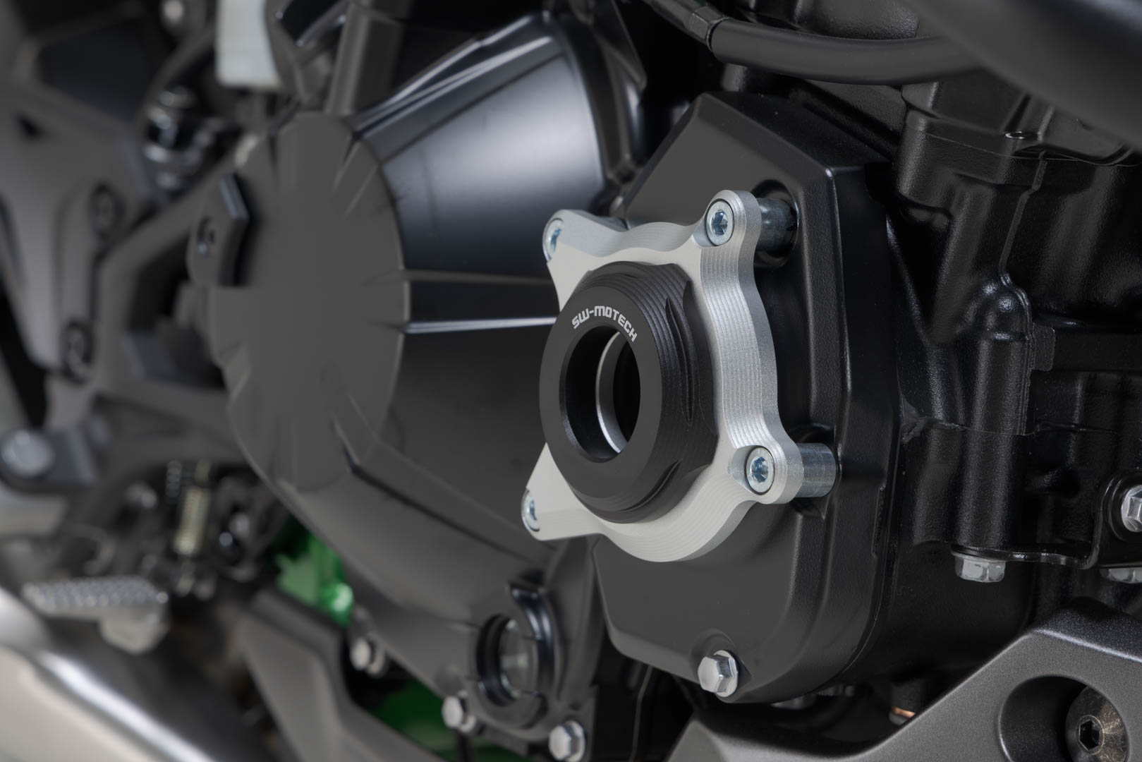 Protezione del coperchio del vano motore Nero/Argento. Modelli Kawasaki Z900 (16-).