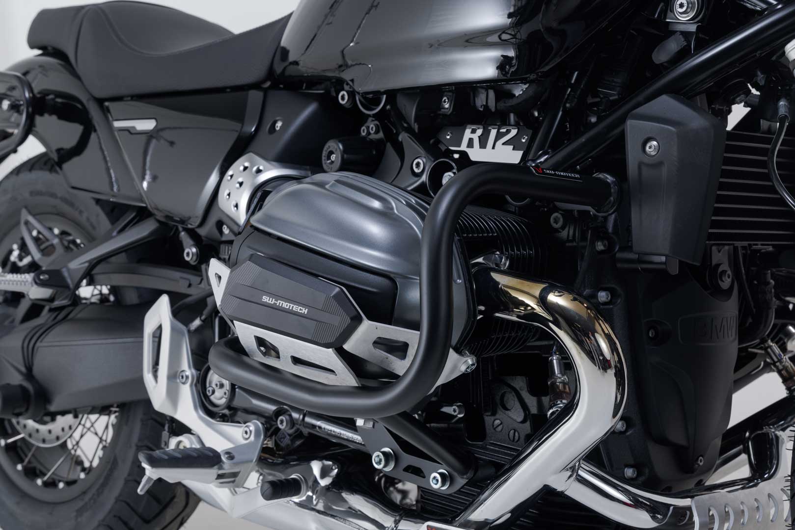 Protecciones laterales de motor Negro. BMW R12 / R12 nineT (23-).