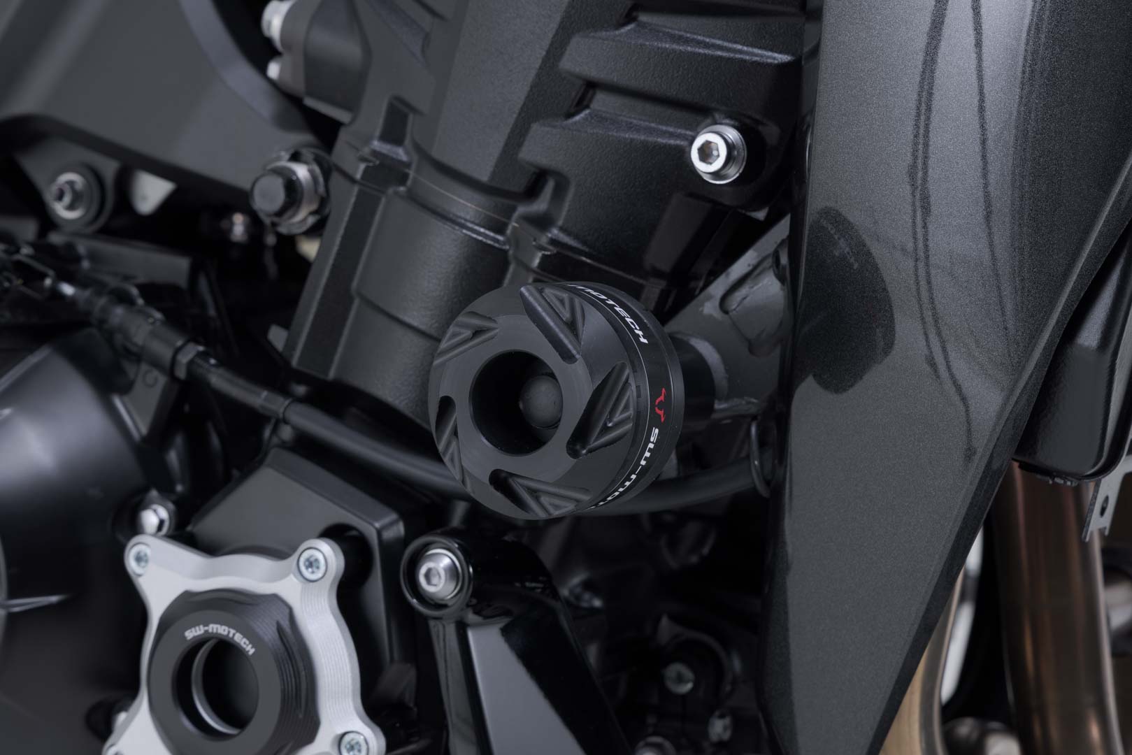 Kit tamponi di protezione per telaio Nero. Modelli Kawasaki Z900 (16-), Z1100 (25-).