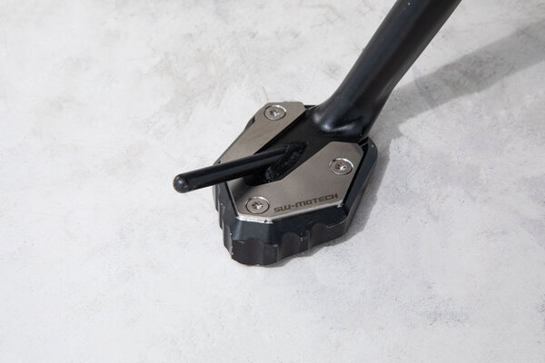 Base maggiorata per cavaletto laterale Nero/Argento. Modelli Yamaha Tracer 9 (20-).
