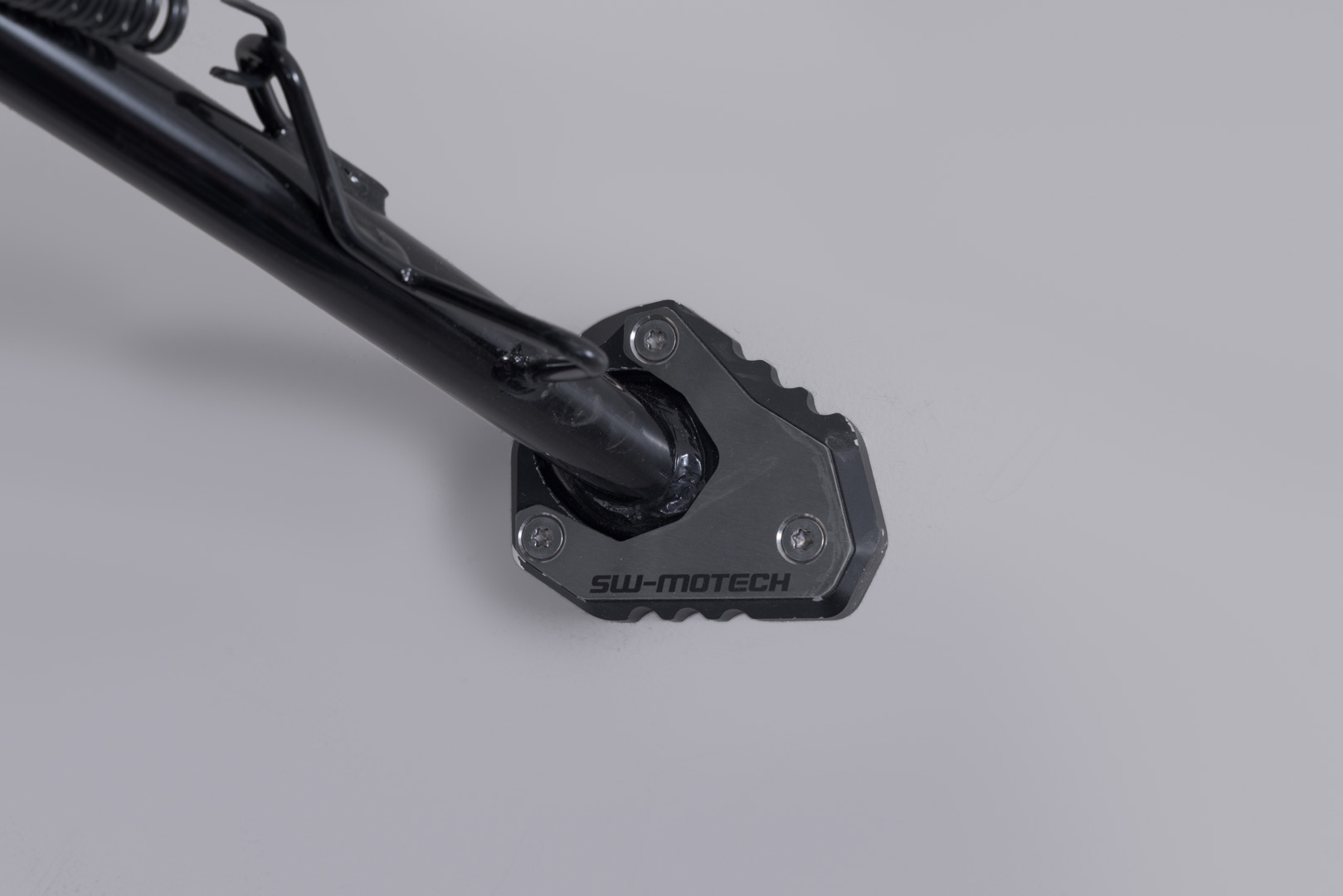 Base maggiorata per cavalletto laterale Nero/Argento. Kawasaki KLE500 / KLE500 SE (26-).