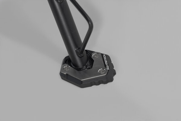 Base maggiorata per cavalletto laterale Nero/argento. CFMoto 300NK / 800MT / 800MT-X.
