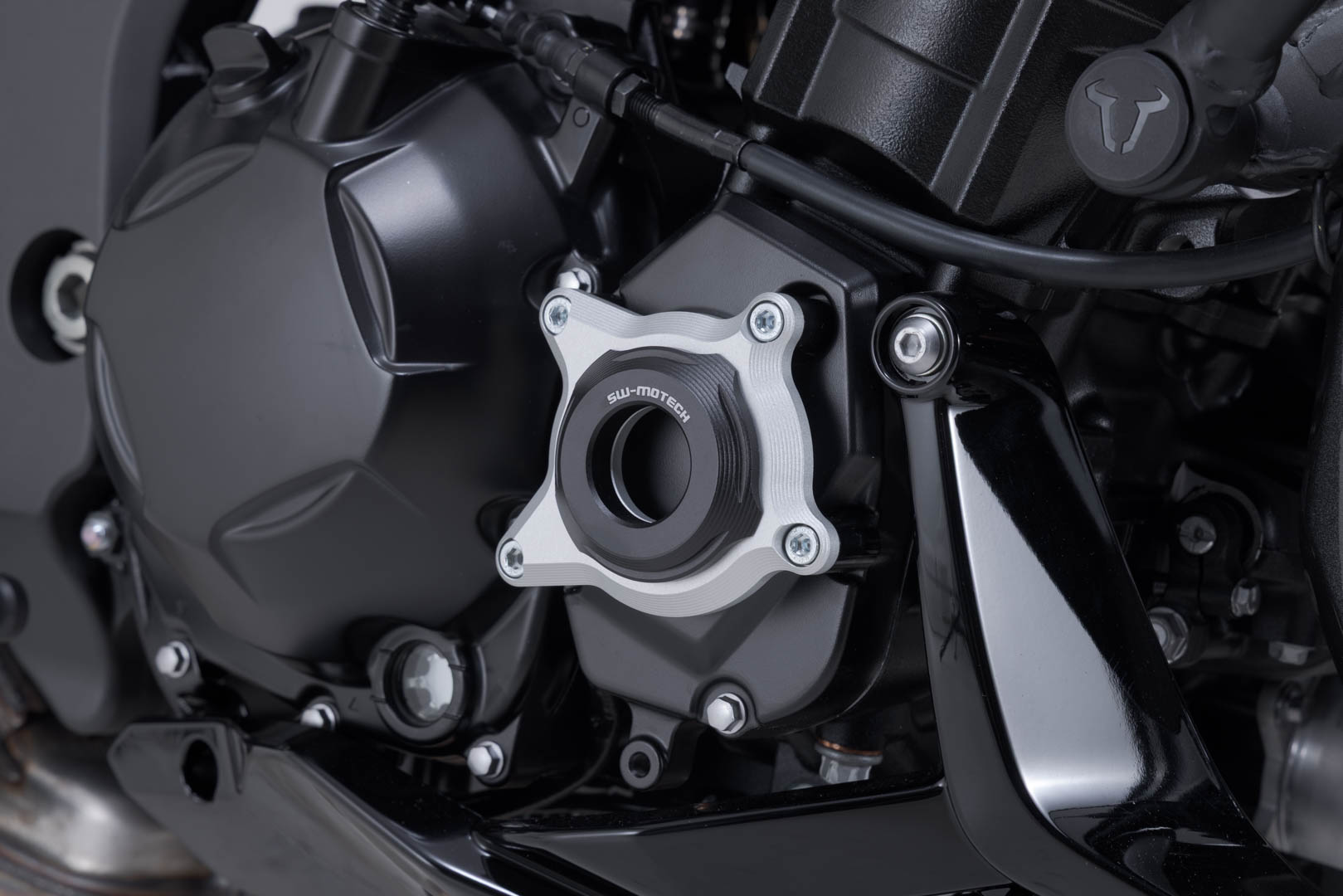 Protezione del coperchio del vano motore Nero/Argento. Kawasaki Z1100 (25-).