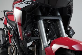 Supporto per faretti Nero. Honda CRF1000L/CRF1100L con prot. laterale.