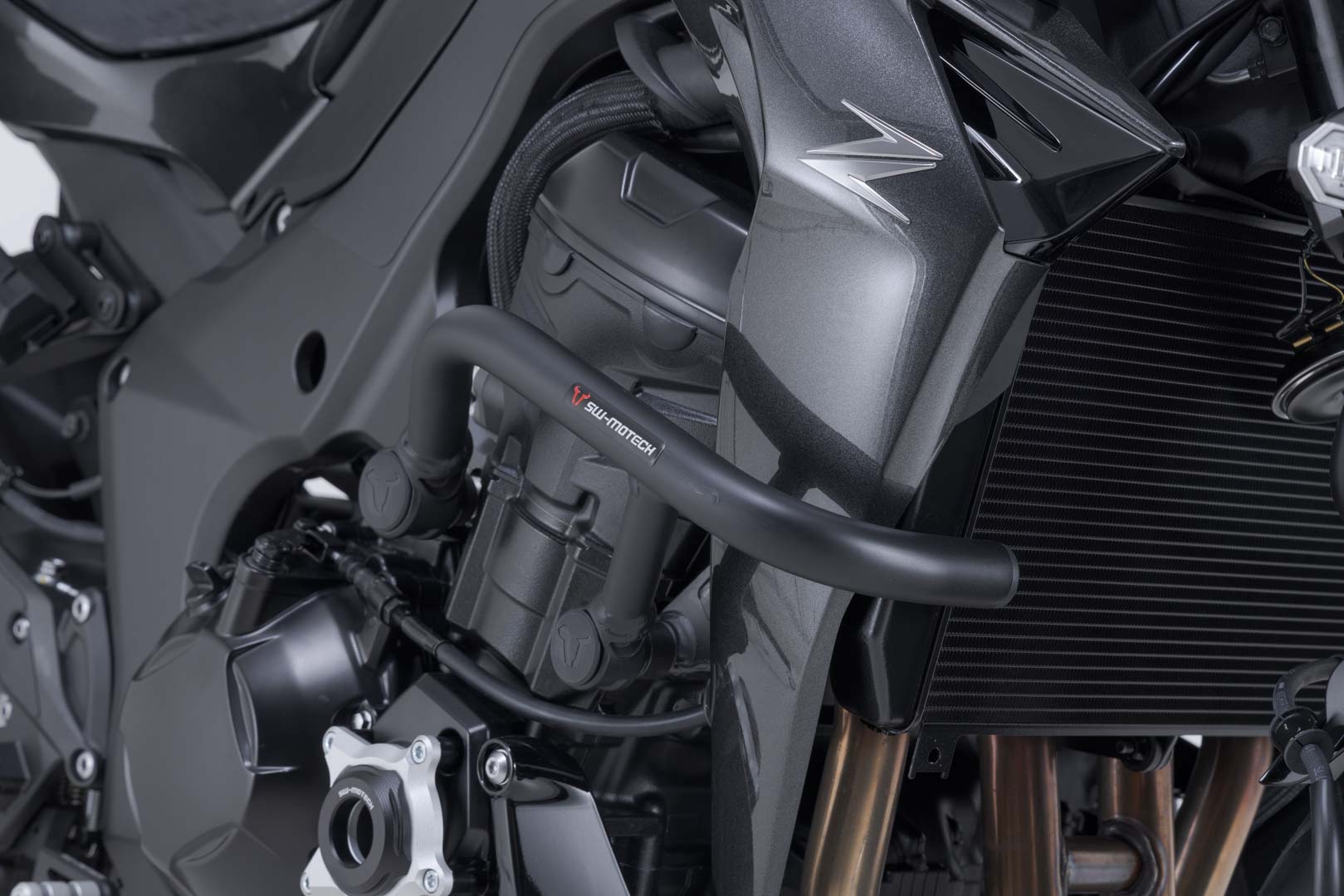 Protecciones laterales de motor Negro. Kawasaki Z1100 (25-).