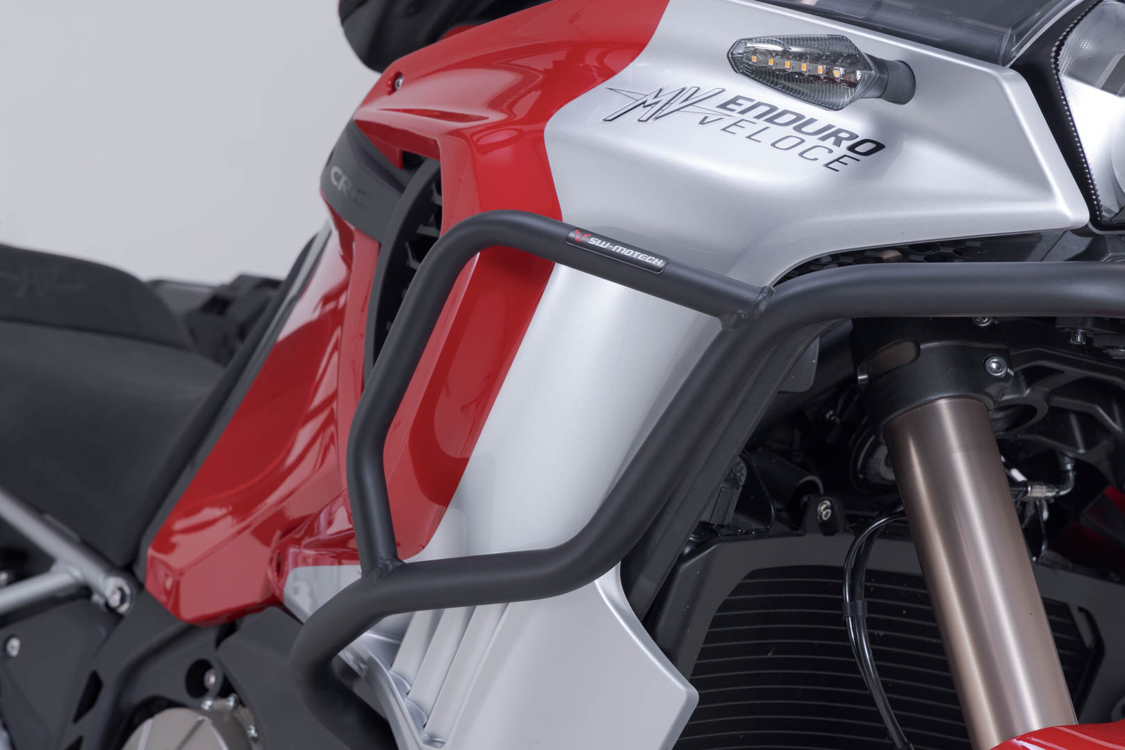 Protecciones laterales de motor Negro. MV Agusta Enduro Veloce (24-).