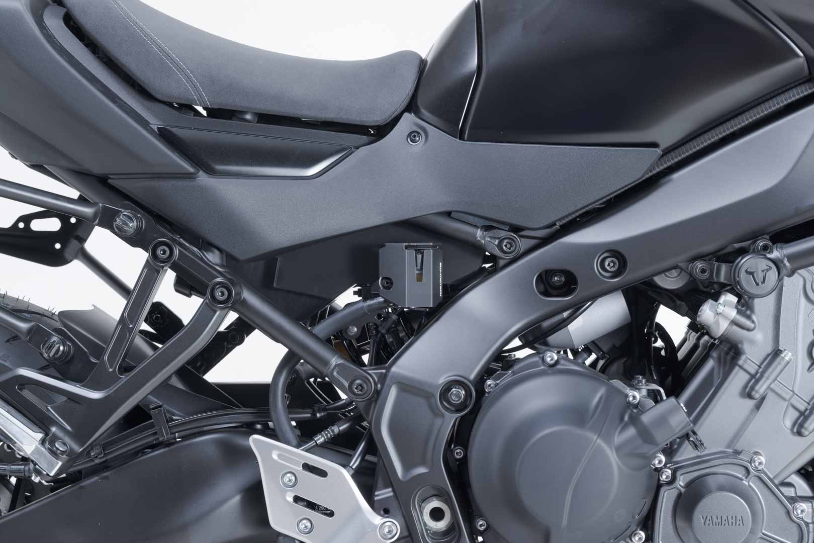 Protector del depósito de líquido de frenos Negro. Yamaha Tracer 9 / GT / GT+ (24-).