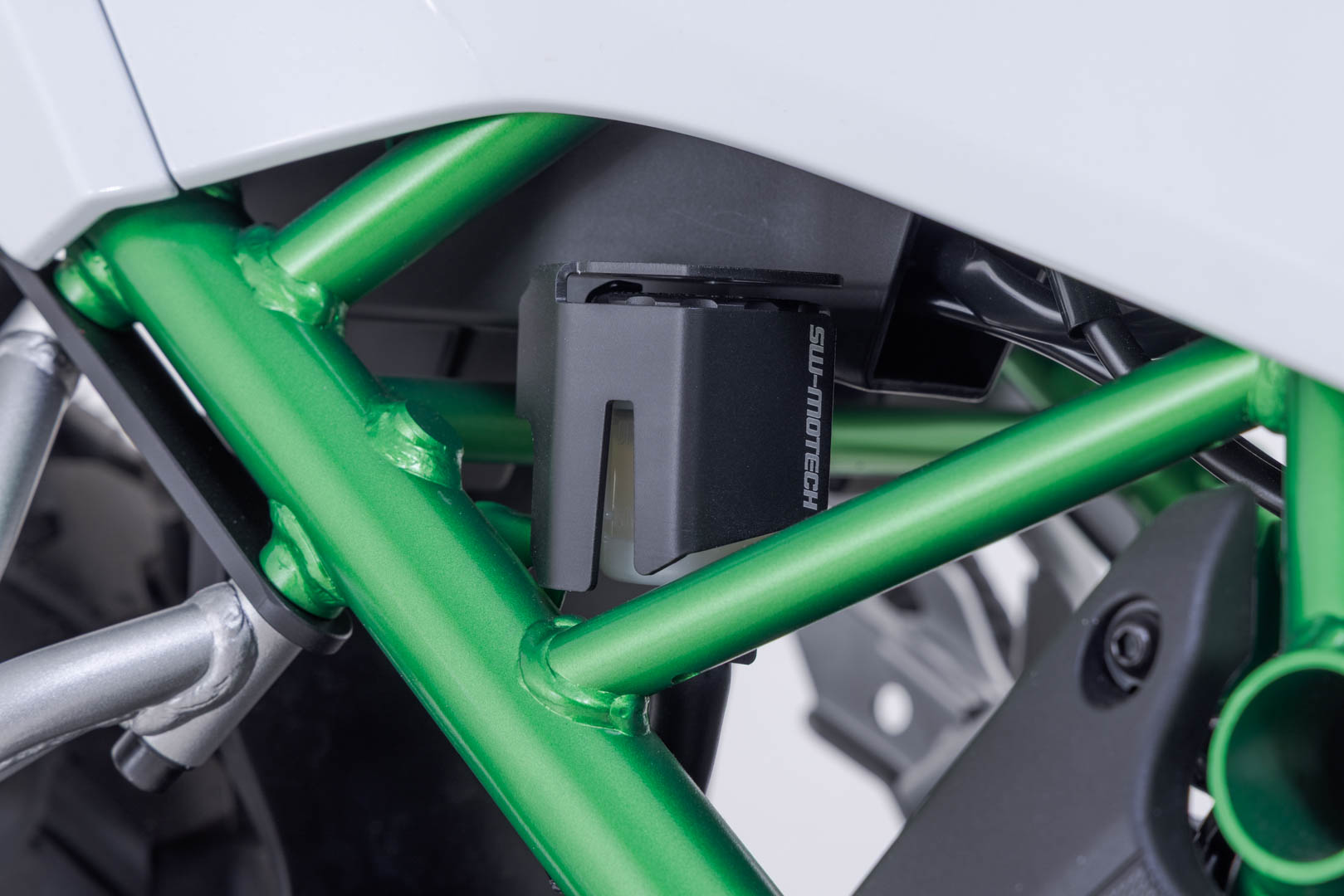 Bremsflüssigkeitsbehälter-Schutz Schwarz. Kawasaki KLE500 / KLE500 SE (26-).