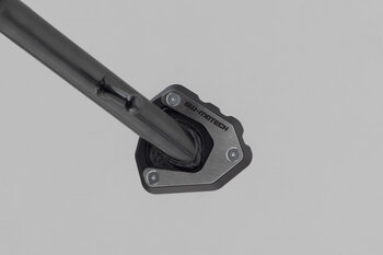 Base maggiorata per cavalletto laterale Nero/Argento. Honda CB750 / XL750 (22-).