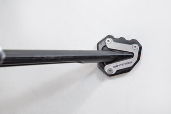 Base maggiorata per cavalletto laterale Nero/Argento. Modelli KTM/ Husqvarna.