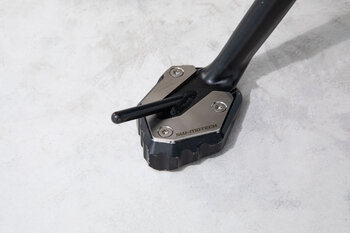 Base maggiorata per cavaletto laterale Nero/Argento. Modelli Yamaha Tracer 9 (20-).