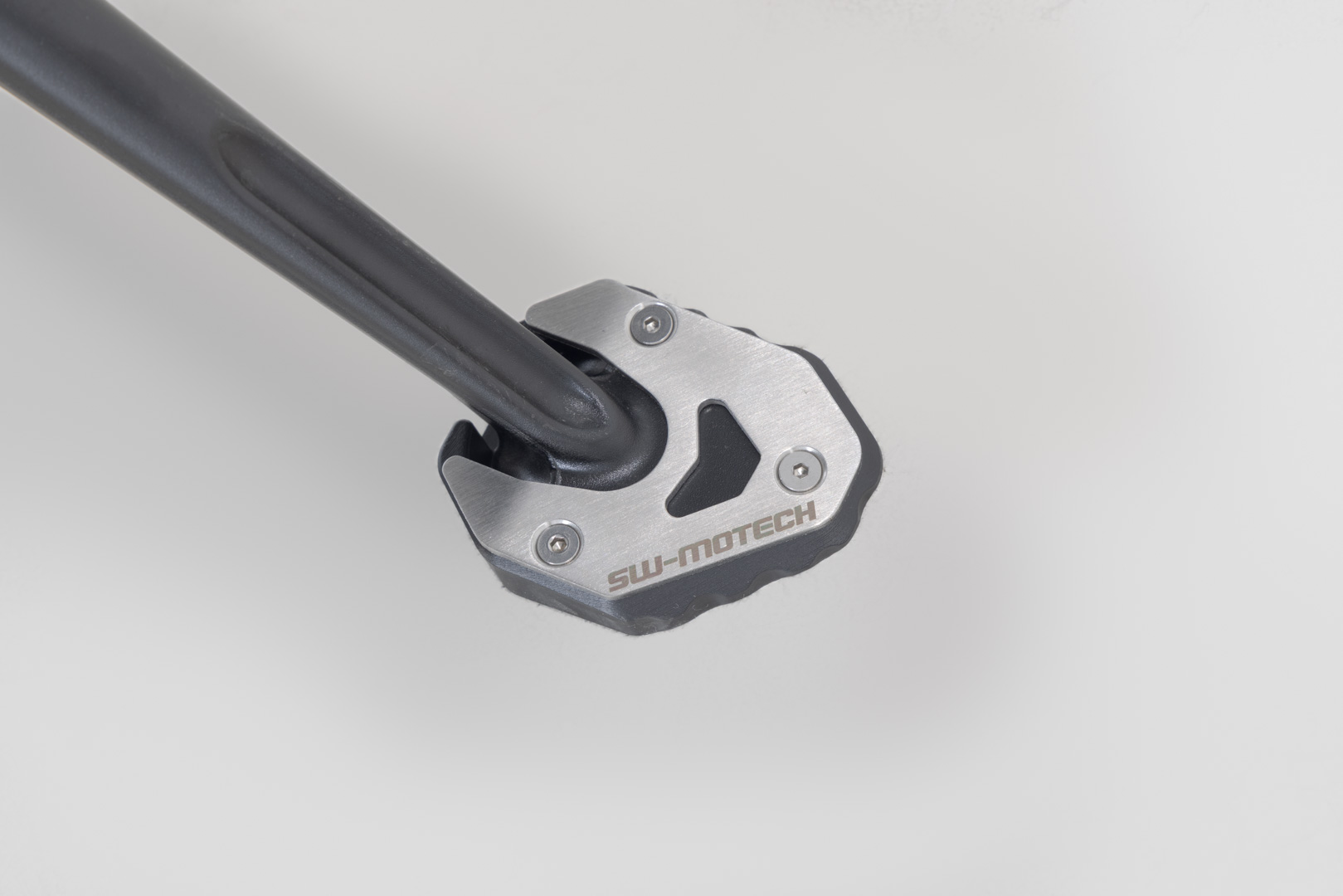 Base maggiorata per cavalletto laterale Nero/Argento. BMW R 12 G/S (25-).