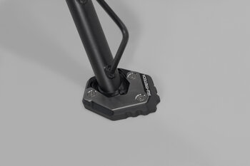 Base maggiorata per cavalletto laterale Nero/argento. CFMoto 300NK / 800MT / 800MT-X.