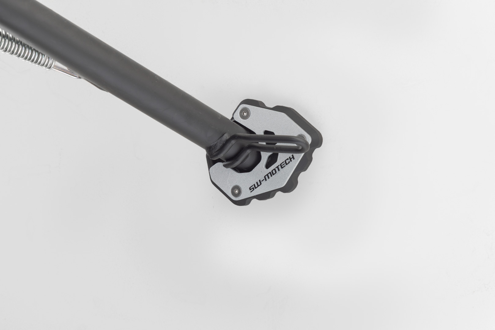 Extension para caballete lateral Negro/plateado. Trident 660 (24-) / 800 (25-).