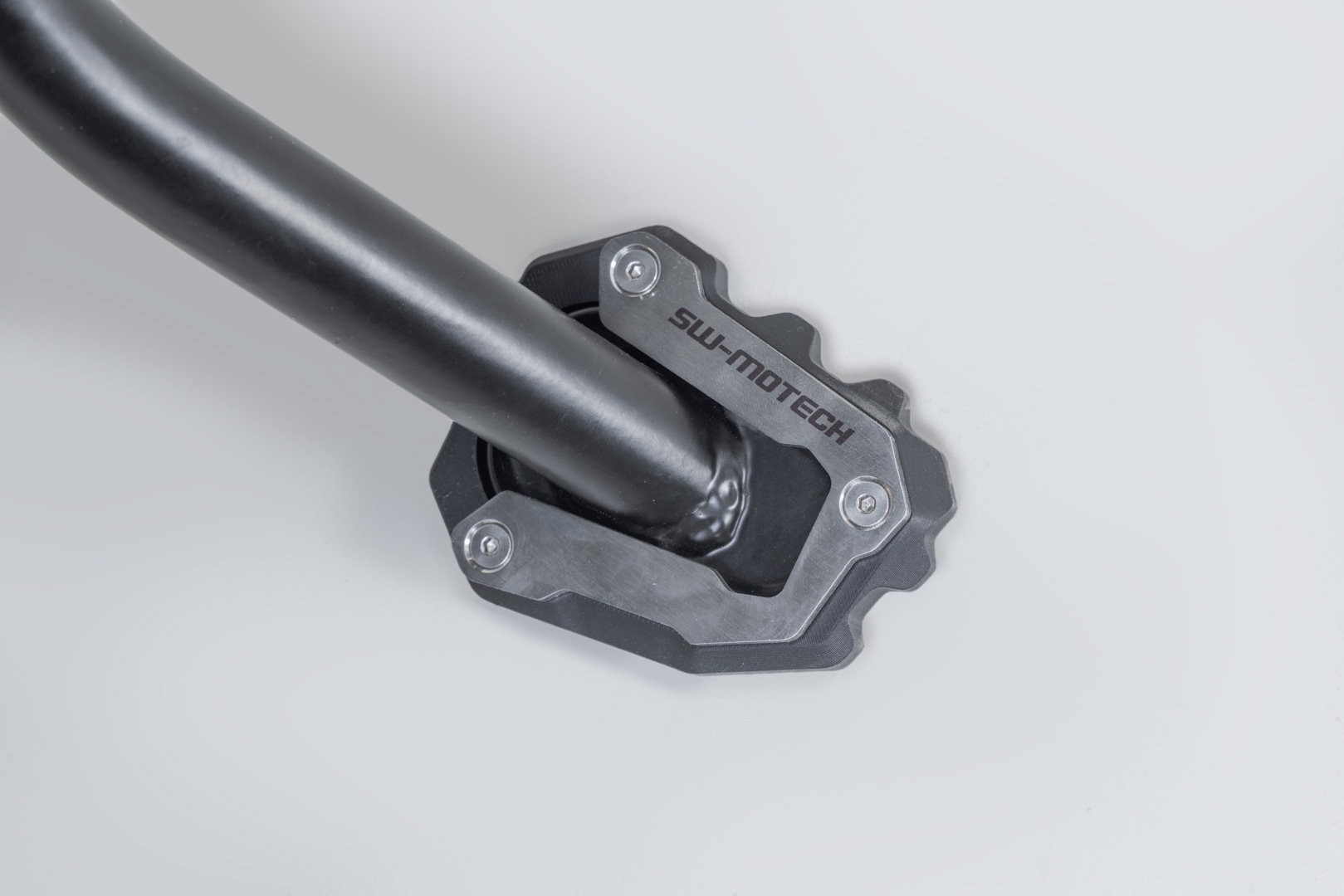 Base maggiorata per cavalletto laterale Nero/Argento. Triumph Tiger Sport 660/800 (24-).