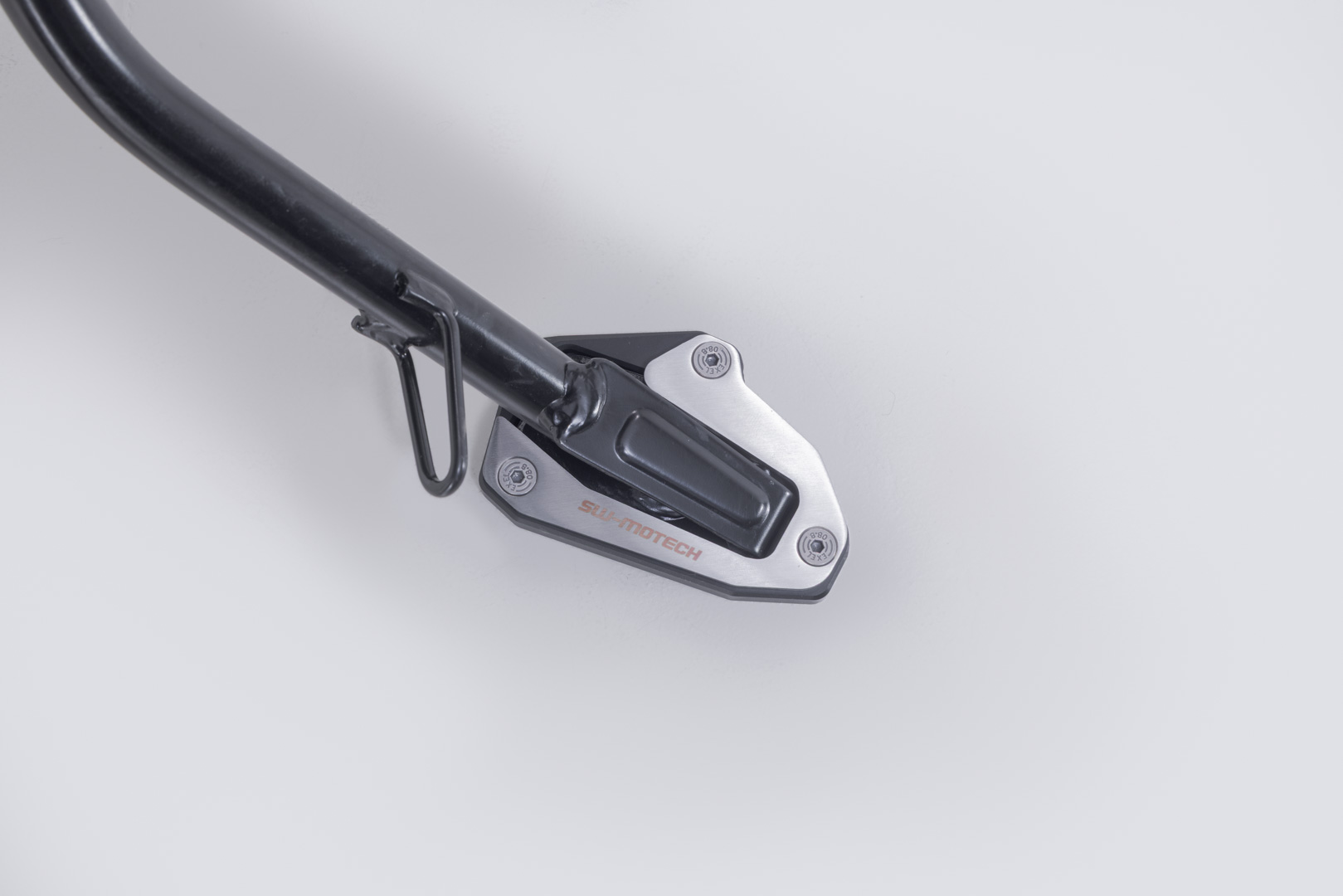 Base maggiorata per cavalletto laterale Nero/Argento. Modelli Ducati Scrambler (24).