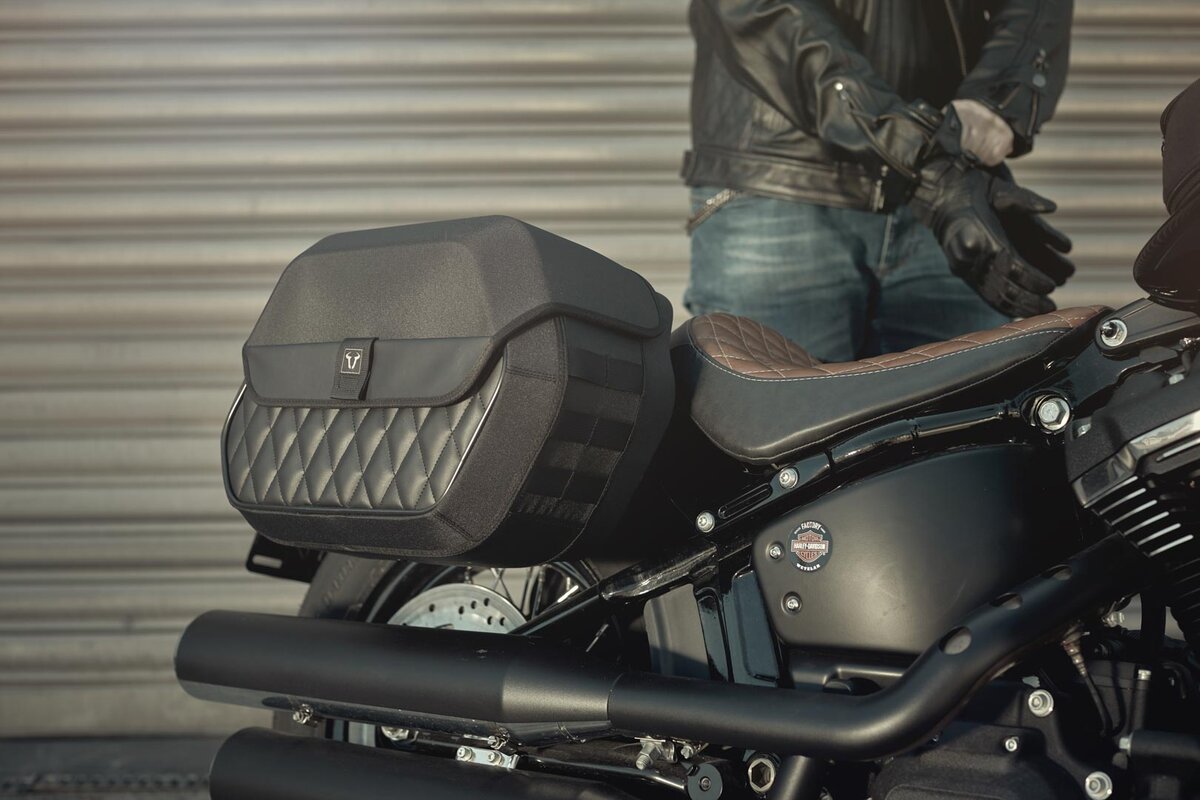 Harley-Davidson side bag system - Softail Street Bob