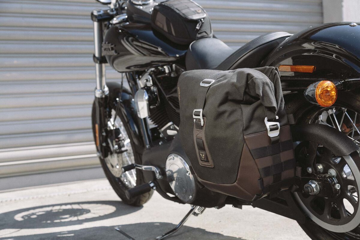 Set: Set de sacoches rigides laterales compatible avec Harley Davidson Dyna  08-17 Craftride avec supports