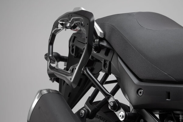 Soporte lateral PRO Negro. Suzuki DL 650 (16-).