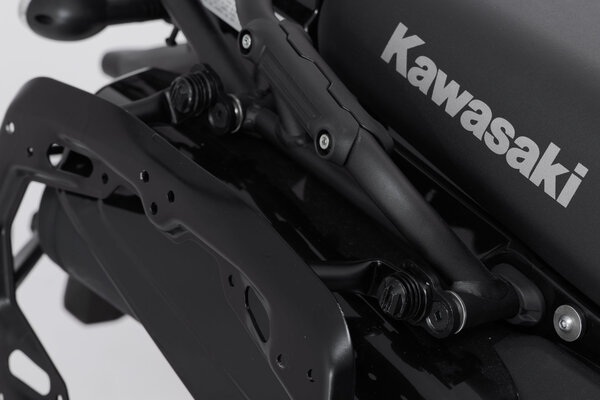 Soporte lateral PRO Negro. Kawasaki KLR 650 (22-).