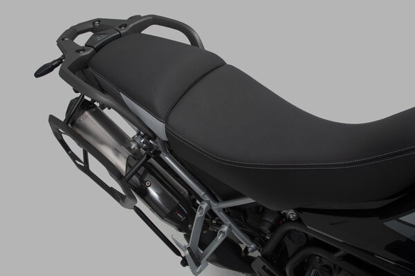 Sistema de maletas en aluminio TRAX ADV+Akrapovic Negro. 45/37 litros. Triumph Tiger 900 (19-23).
