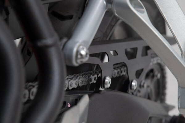 Protection de chaine Noir. Triumph Tiger 900/ GT/ Rally/ Pro (19-23).