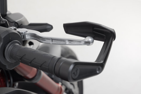 Lever guards with wind protection Black. Honda CB750 Hornet (22-).