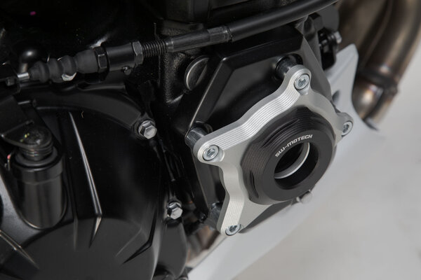 Protezione del coperchio del vano motore Nero/Argento. Modelli Kawasaki Z900 (16-).